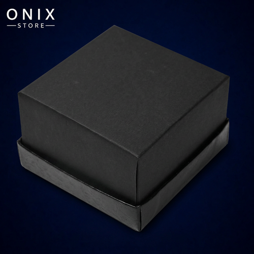 Caja negra con fondo azul marino y logo ONIX STORE